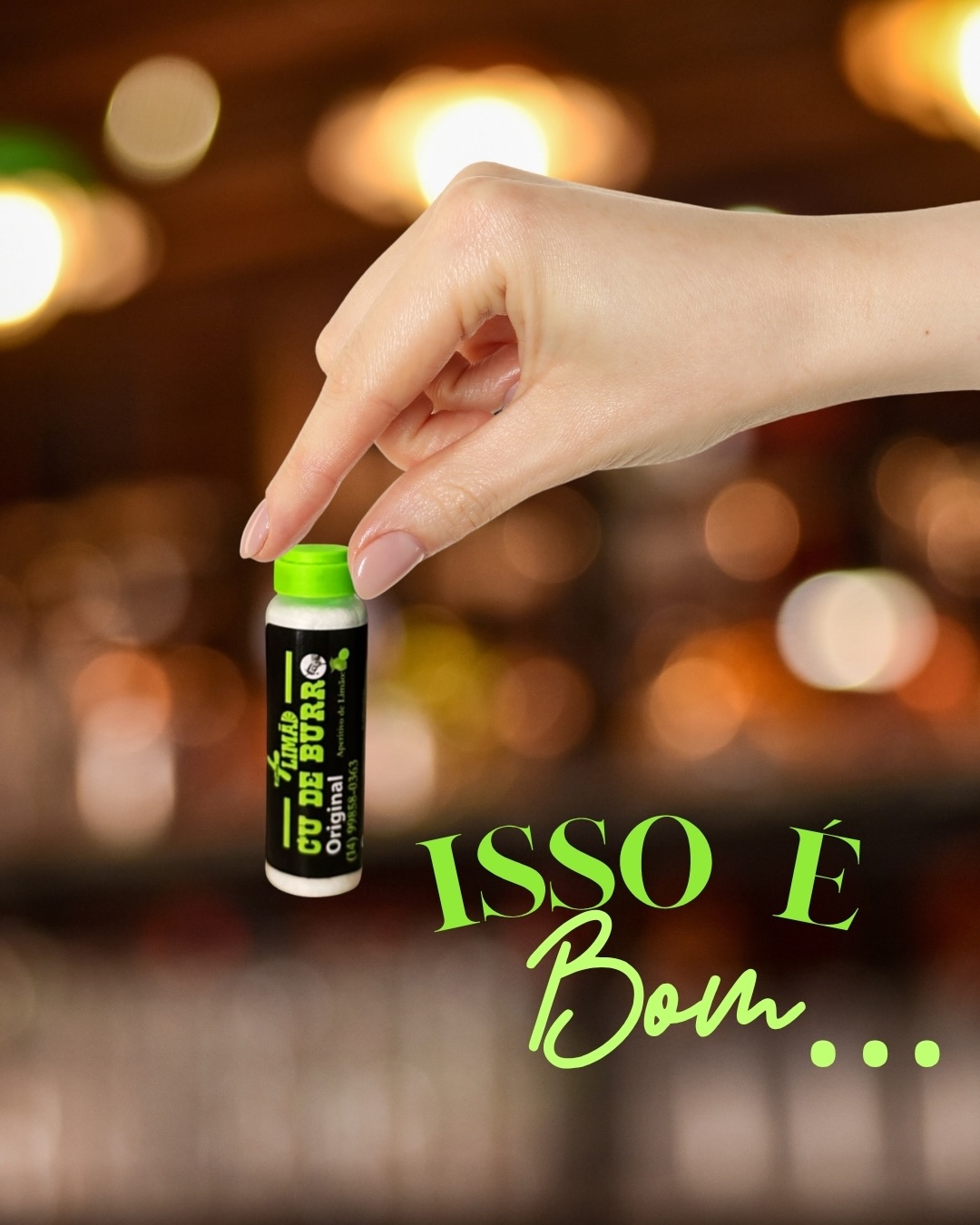Pessoa segurando uma embalagem oficial do Tu de Burro